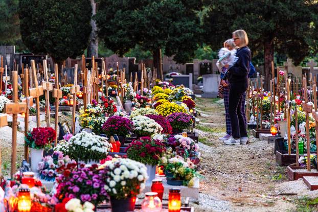 FOTO Brojni Puljani uoči Svih svetih obišli grobove najbližih