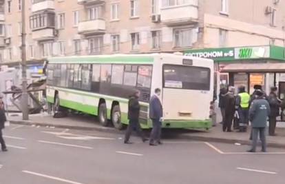 Autobusom se zabio u stanicu i pokosio ljude: Troje ozlijeđenih