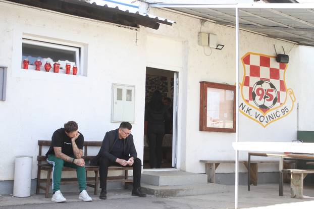 Vojni?: Tuga u NK Vojni? 95 nakon pogibije Nikole Pokriva?a