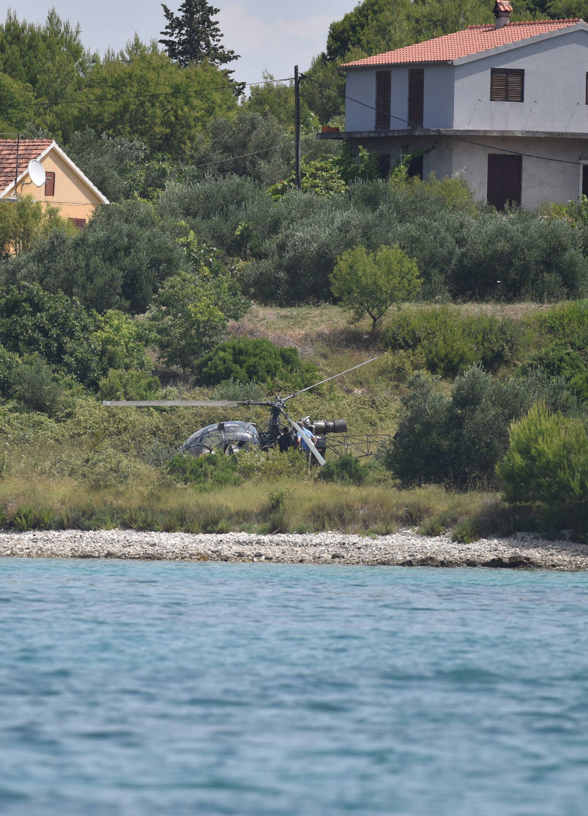 Dijelovi padali s helikoptera, prisebni pilot spasio putnike