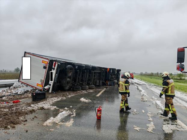 Pogledajte kaos na A3 zbog prevrnutog kamiona: Čekamo satima. Možda dočekamo jutro