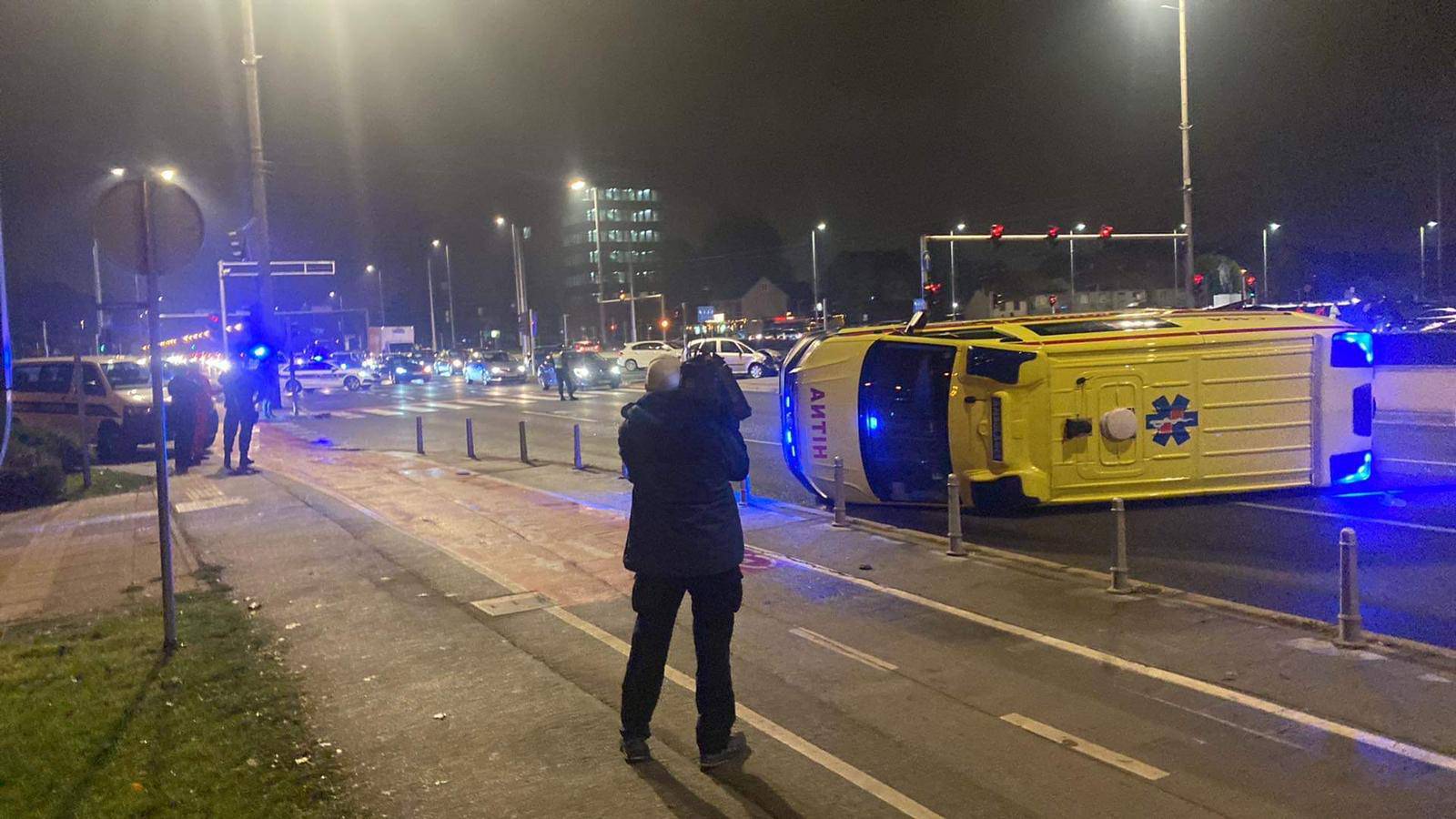 VIDEO Teška nesreća u Zagrebu: Sudarila se dva vozila, kola Hitne pomoći završila na boku