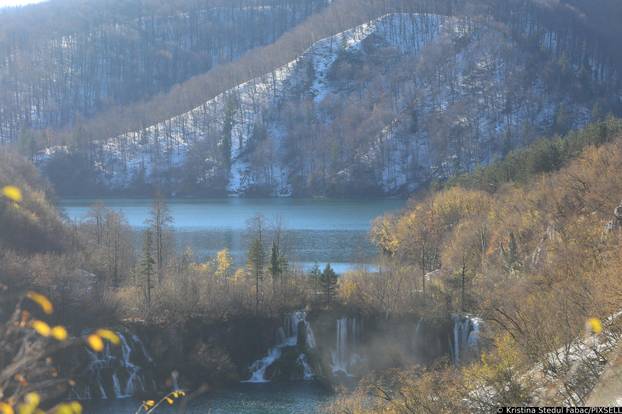 Jesenska idila na Plitvicama gdje je pao i snijeg