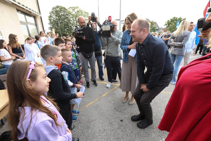 Zagreb: Prosvjed roditelja i djece Donjeg Dragonošca koja nastavu pohađaju u vatrogasnom domu