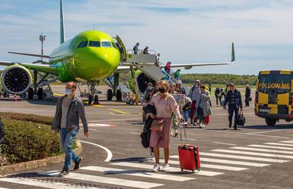 Prvi avion s ruskim turistima sletio u pulsku zračnu luku