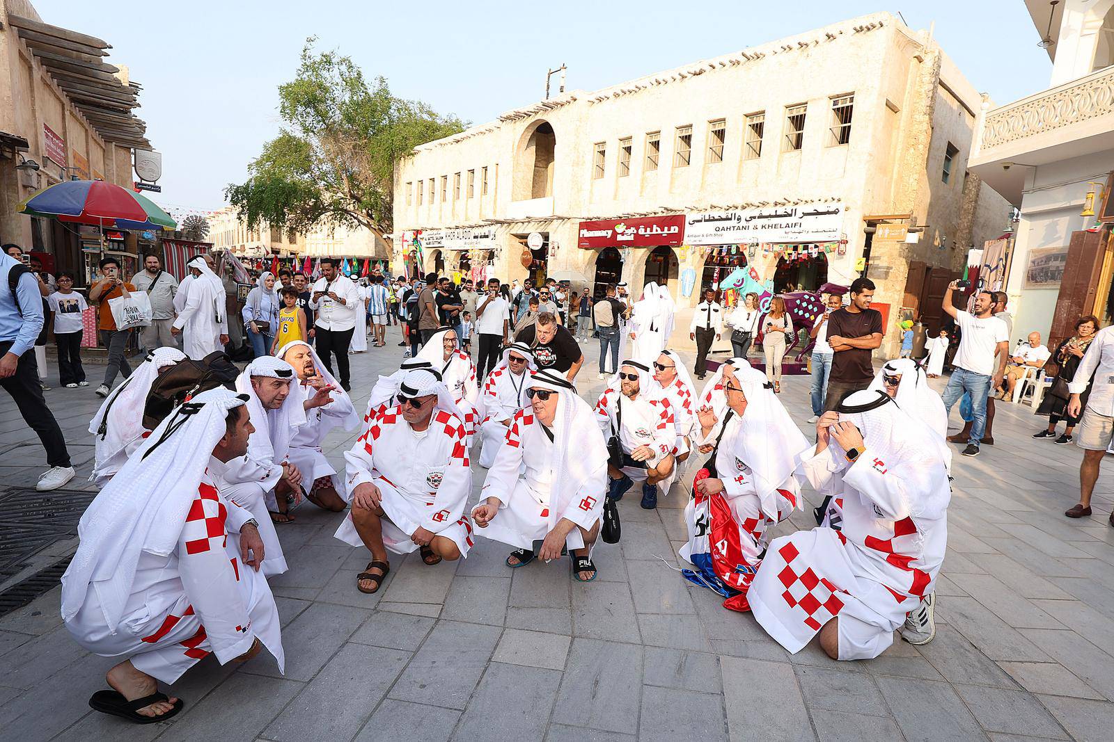 Hrvatski navija?i u tradicionalnim katarskim narodnim nošnjama zabavljaju se u centru Dohe 