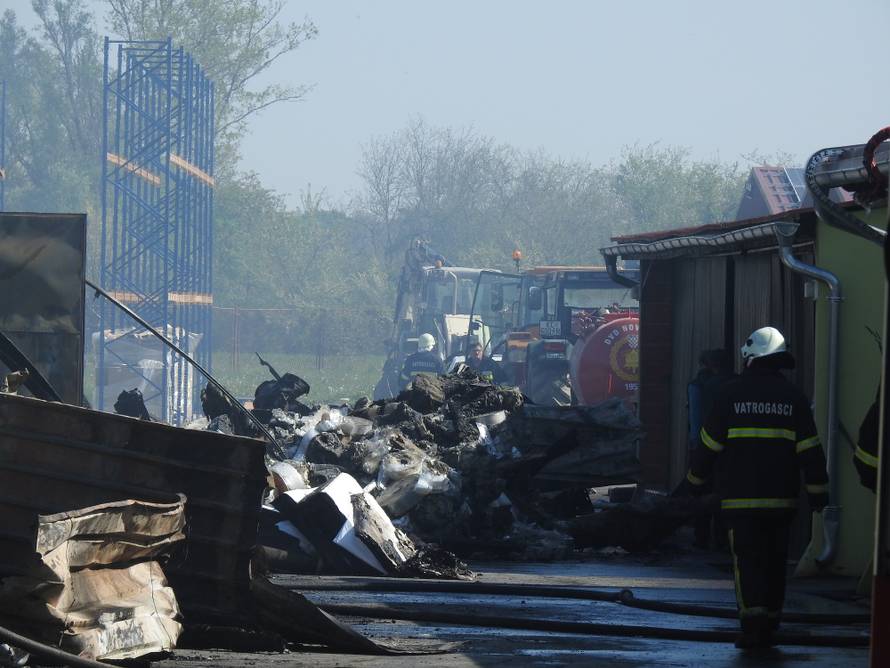 Vatra progutala tvornicu: 'Za 3 sata nestalo 20 godina truda'