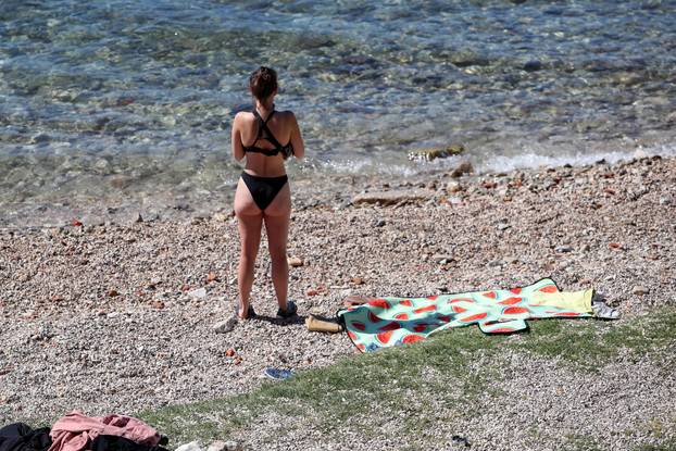 Zadar: Lijepo vrijeme popunilo gradsku plažu Kolovare