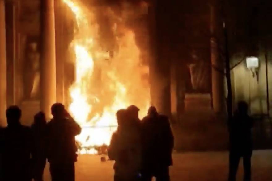 specka prosvjednici u francuskoj zapalili gradsku vijećnicu