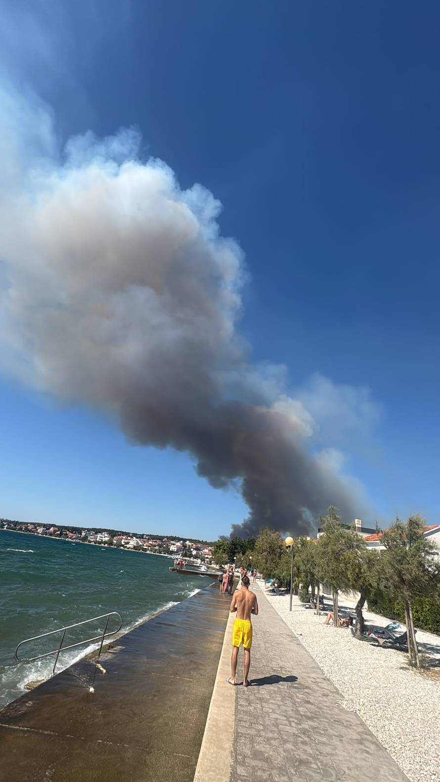VIDEO Lokalizirali požar kod Zadra, a  kod Ninskih Stanova van kontrole. Stigli i kanaderi