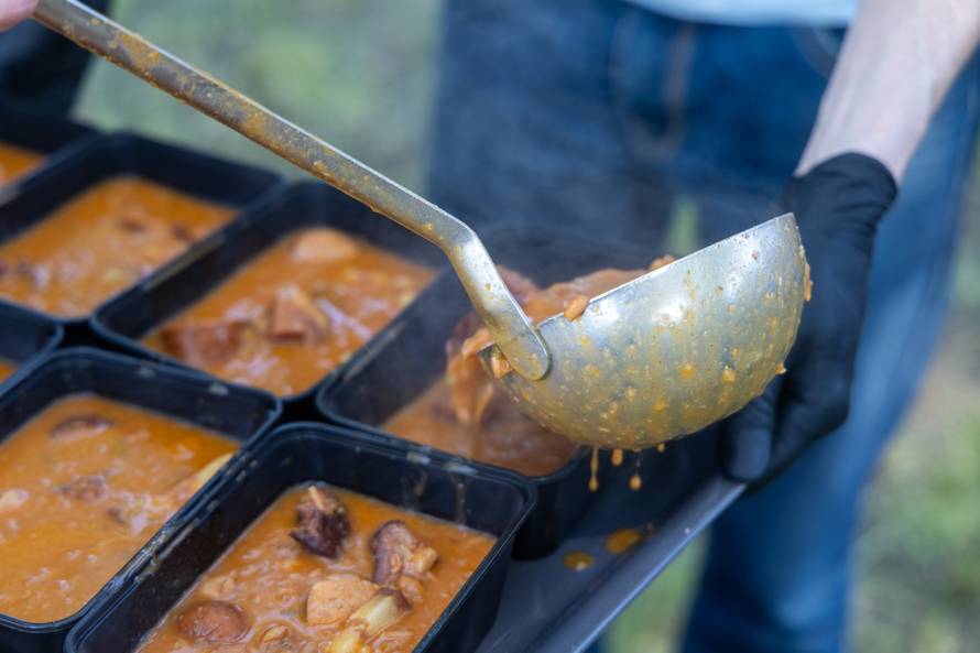 Osijek. Podjela graha na lijevoj obali Drave na Praznik rada