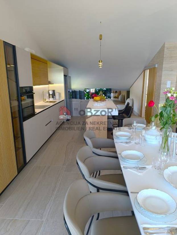 FOTO Ekskluziva! Prodaje se penthouse prvi red do mora, dvije etaže su povezane liftom