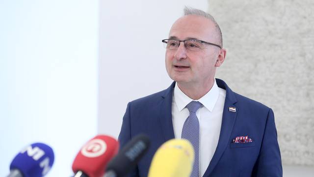 Grlić Radman osudio skidanje hrvatske zastave u Beogradu