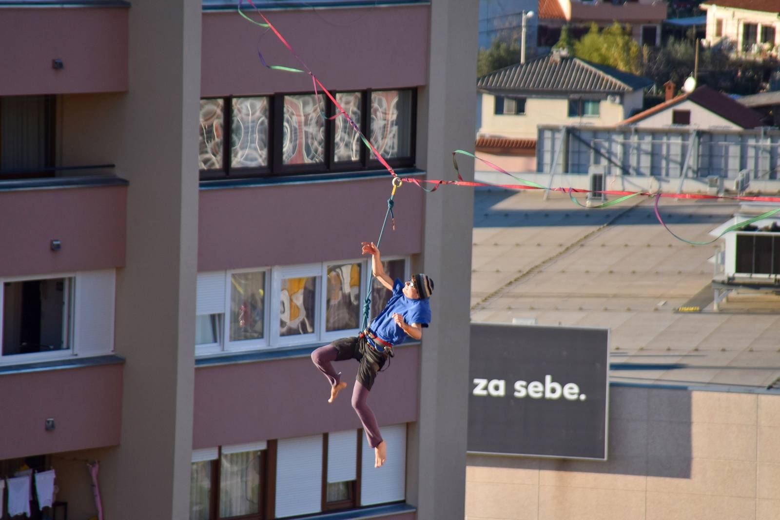 Pula: "Nebeski" hodači" na trakama postavljenim na visini između mebodera