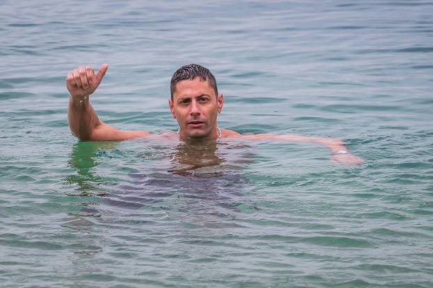 Makarska: Robert Tarčuki svaki dan se kupa unatoč zimi