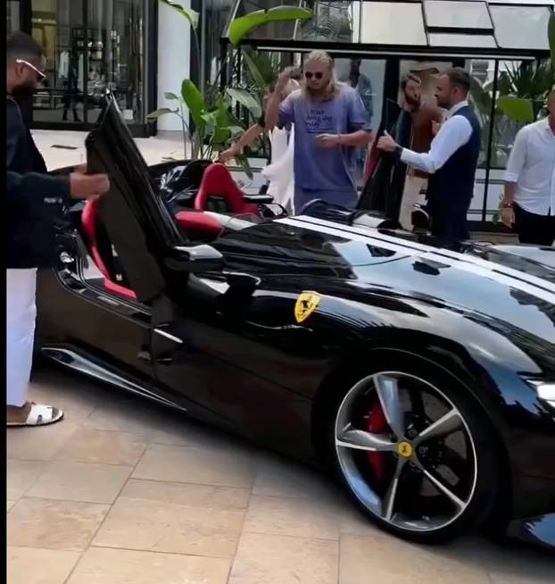 FOTO Mijenja ime na dresu, ali i aute, kao čarape! Pogledajte impresivnu Haalandovu garažu