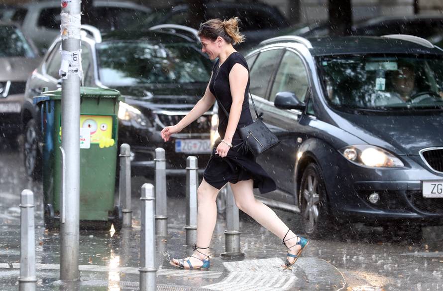 Zagrepčane iznenadio pljusak, tuča i grmljavina poharali Pulu