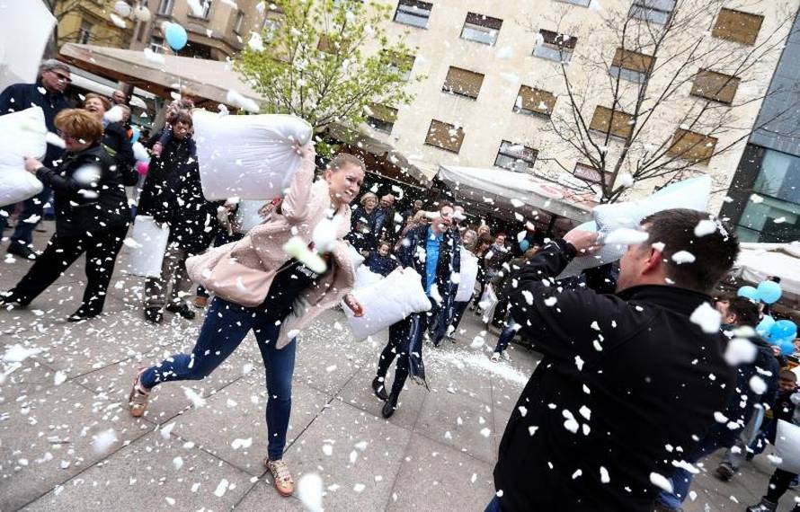 Dvjesto se ljudi potuklo usred Cvjetnog trga i to - jastucima