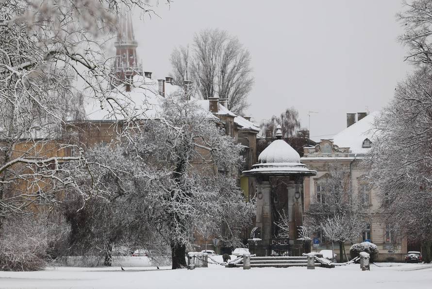 Snježni pokrivač je zabijelio je Osijek