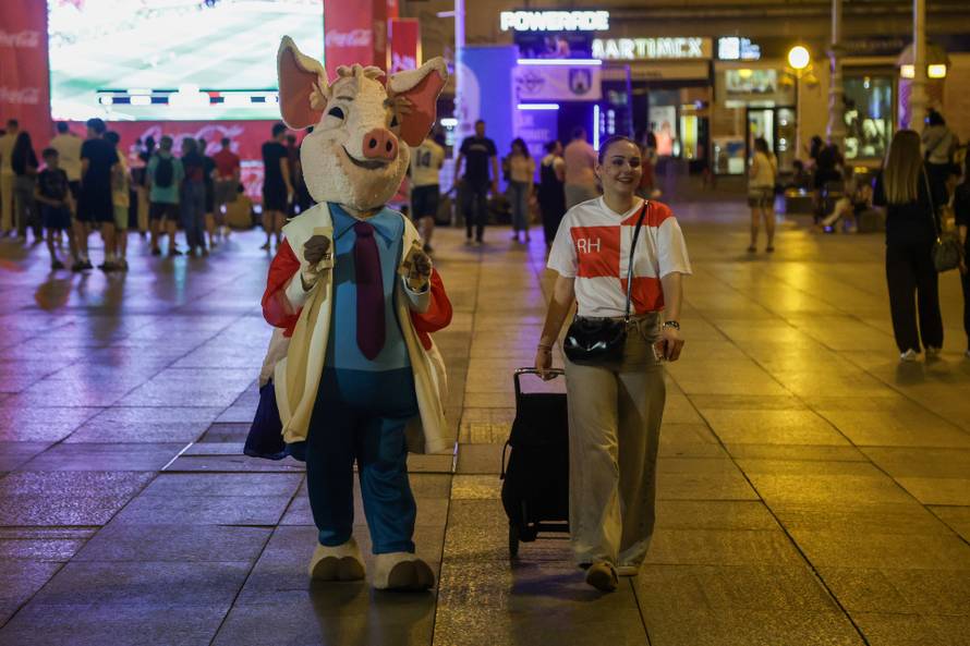 Zagreb: Navijači zauzeli mjesta unatoč tome što utakmice između Hrvatske i Portugala počinje u jedan sat
