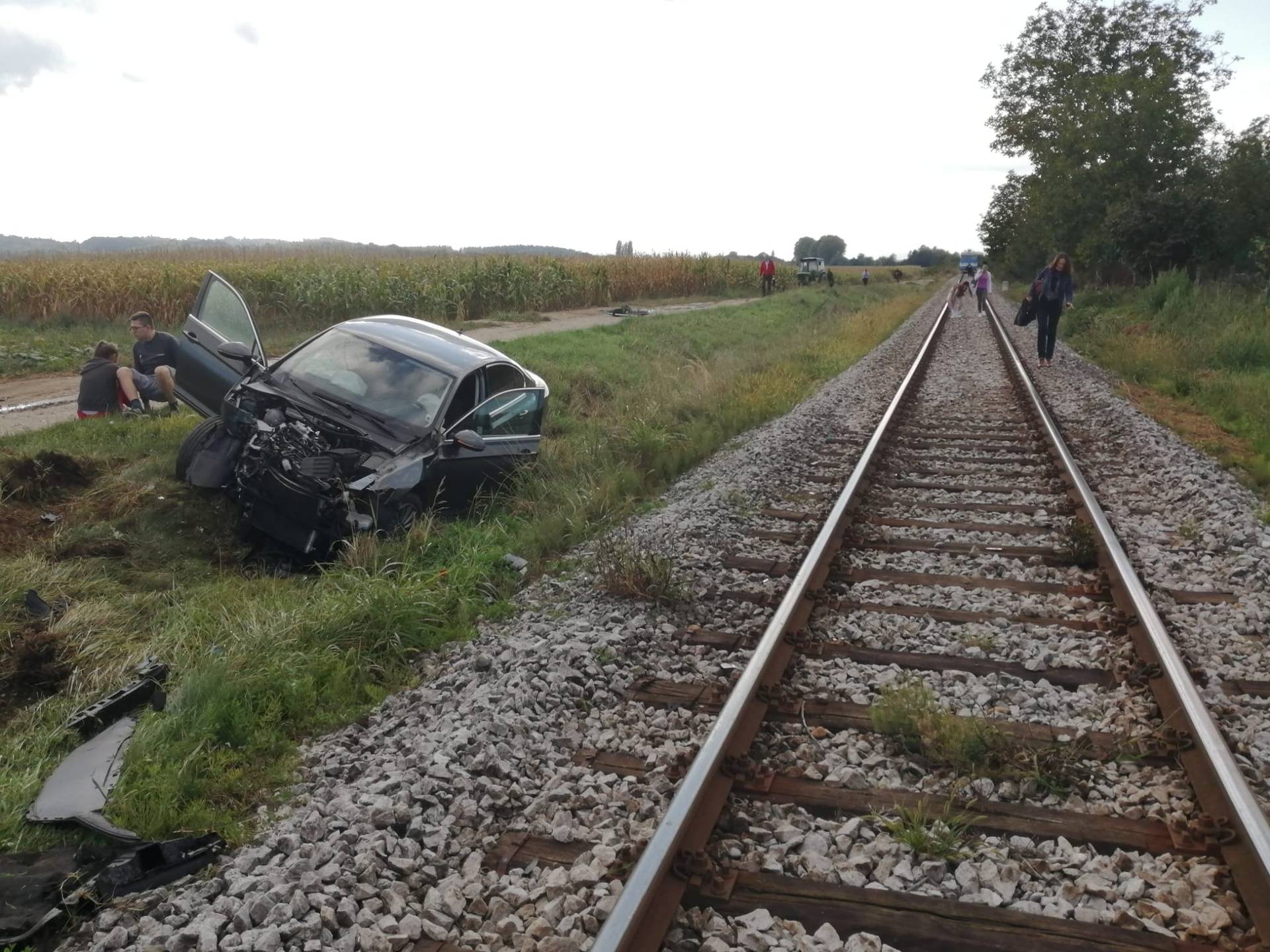 Nesreća kod Varaždina: Vlak je naletio na auto, ozlijeđeno je dvoje ljudi.  'Pokušao je zakočiti'