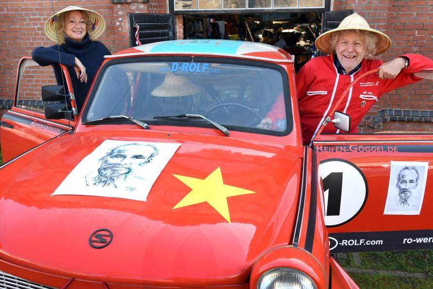 Drehorgel-Rolf prepares trip to Vietnam with Trabi