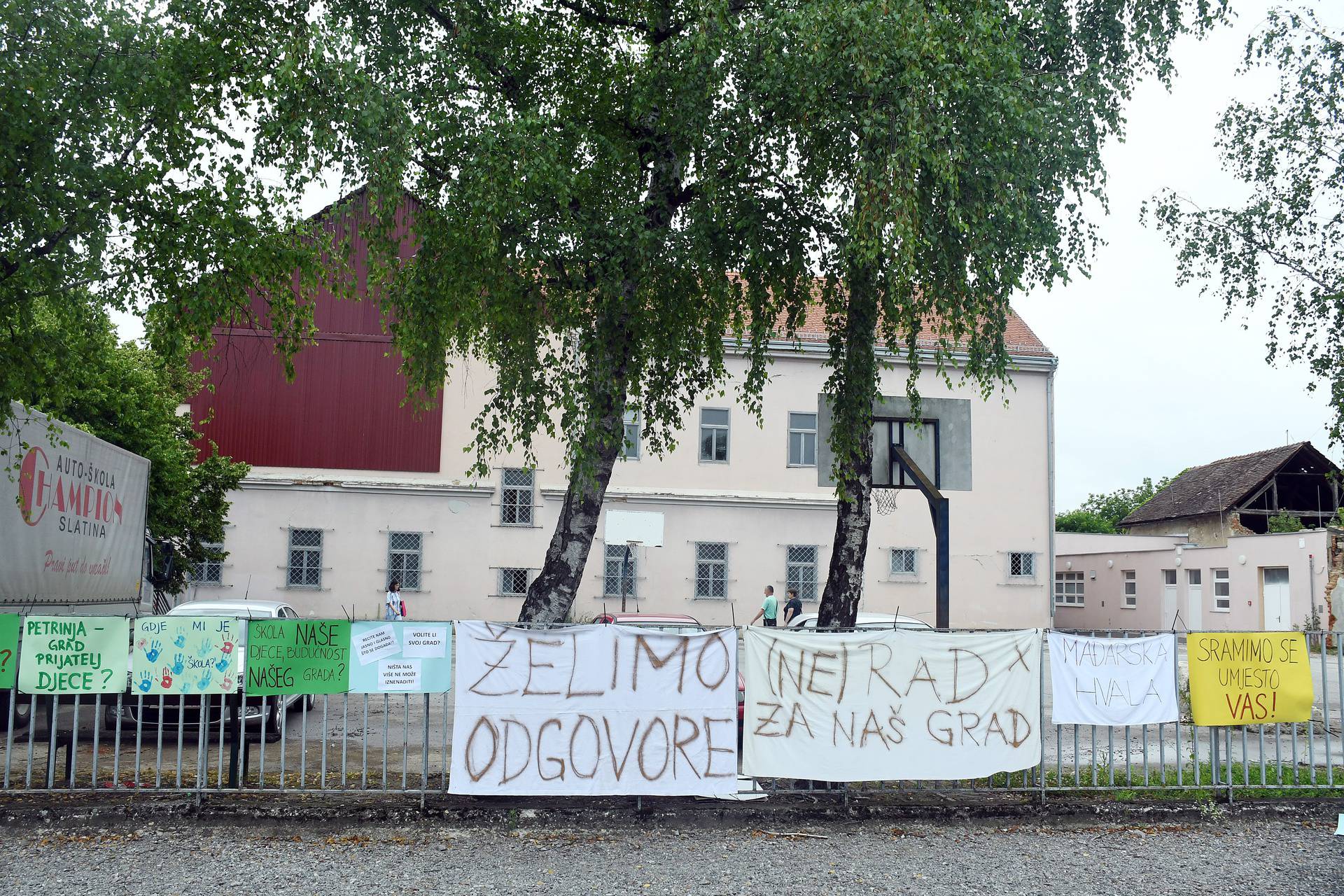 Sisak: Zbog prestanka radova na Prvoj osnovnoj školi, izvješeni transparenti 