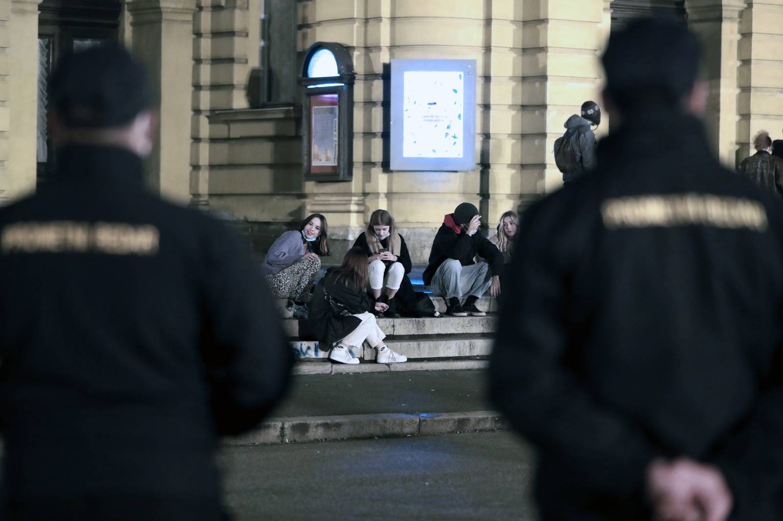 Zagreb: Redari upozorili mlade koji se zabavljaju ispred HNK