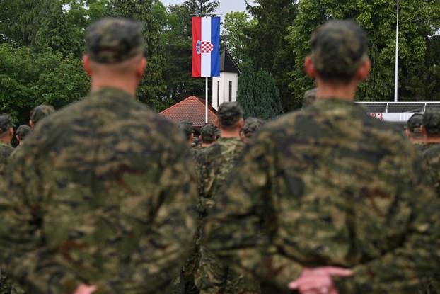 FOTO Suze i zagrljaji u Požegi: 900 novih ročnika položilo prisegu, među njima i 53 žene