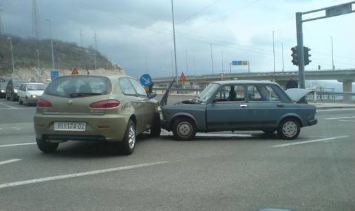  Nisu se ozlijedili u sudaru auta na križanju autoceste