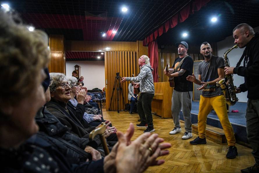 Zagreb: Koncert Dubioze Kolektiv u domu umirovljenika