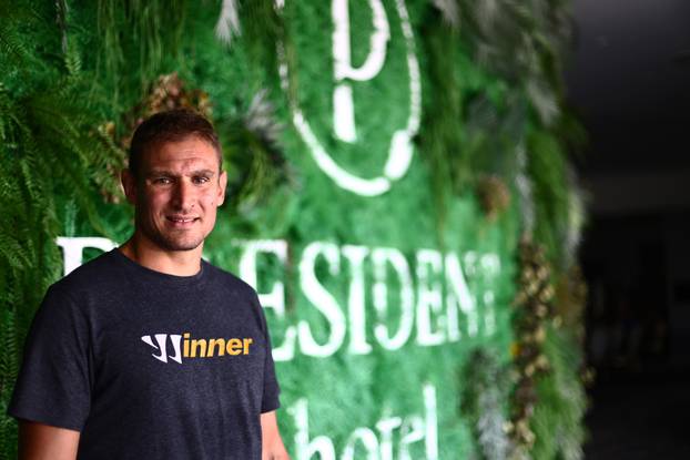 Bivši hrvatski nogometni reprezentativac Nikica Jelavić ispred svog hotela u Čapljini