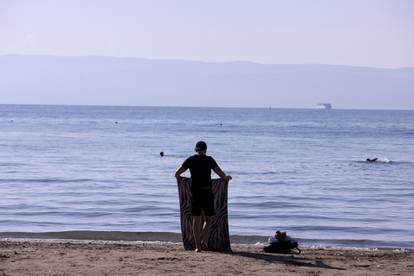 FOTO Kupaće gaće, ručnik preko leđa i pravac na Bačvice: Sunčan dan izmamio kupače na more...