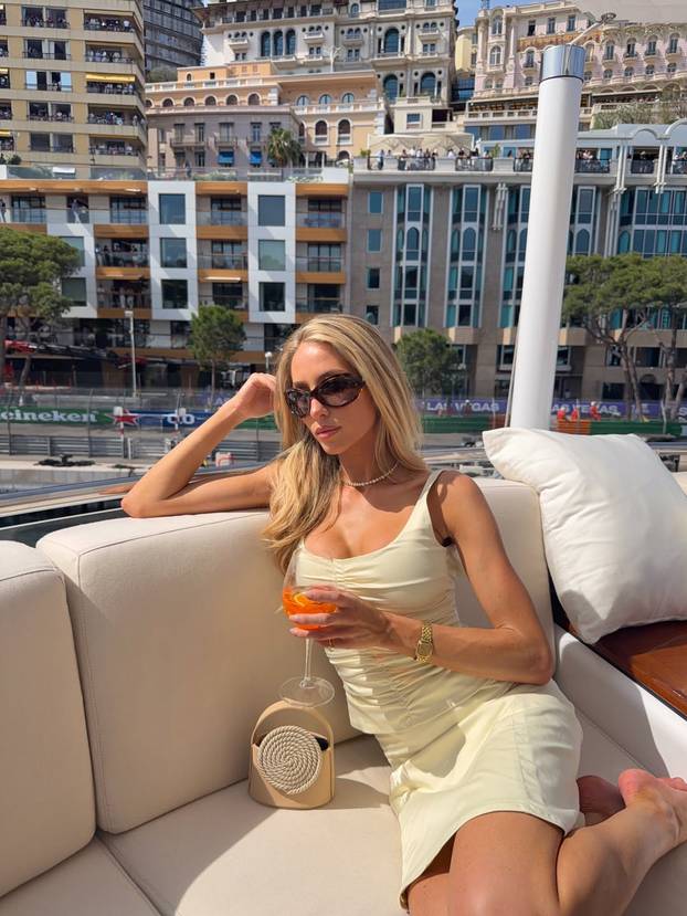 FOTO Nova ljubav na pomolu u Formuli 1? Aktualnog prvaka obgrlila fatalna influencerica