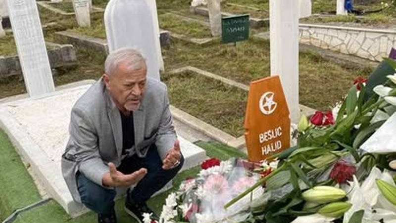 Emir Hadžihafizbegović objavio fotografiju s Bešlićevog groba: 'Ostavio si nas tužne, sjetne...'
