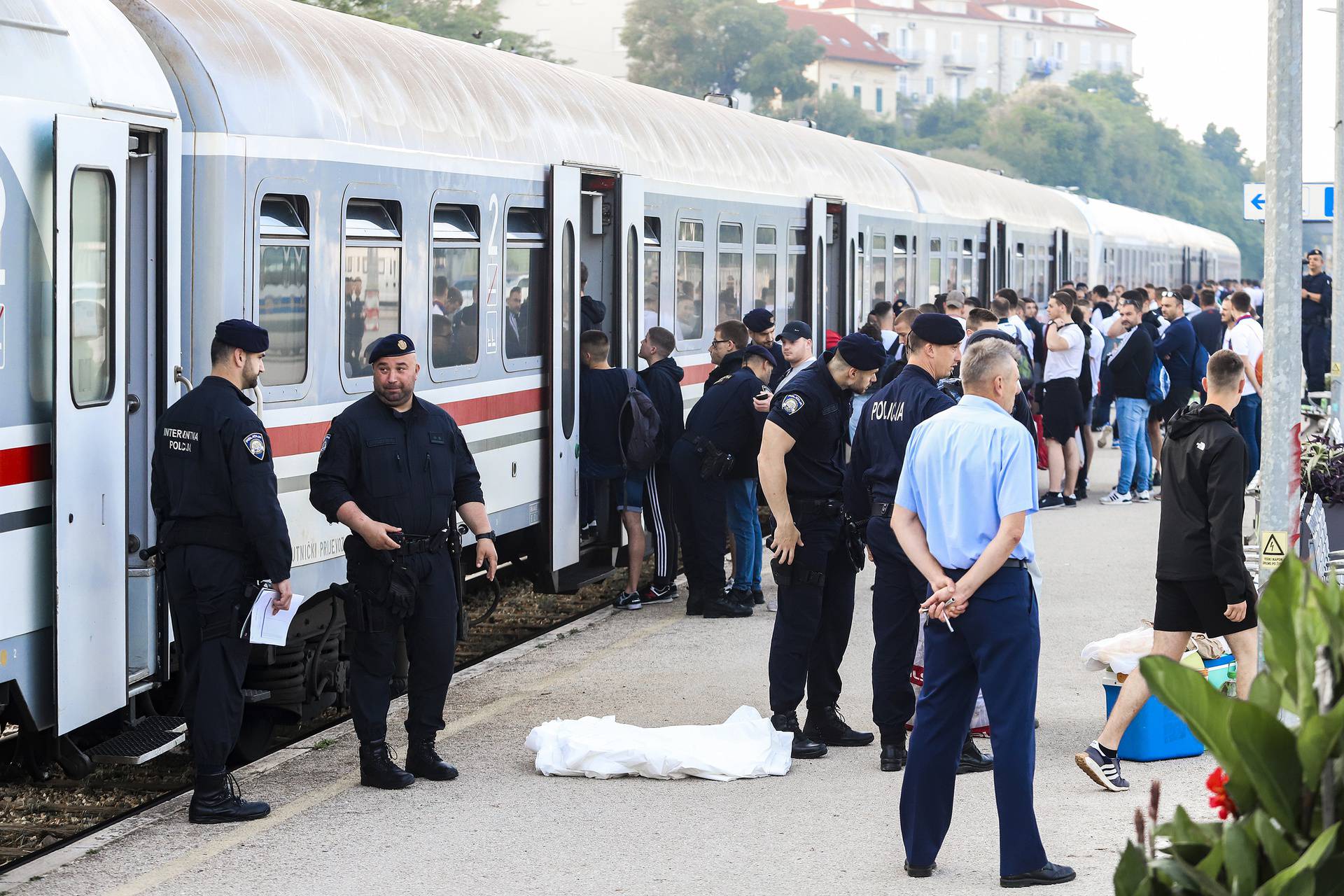 Split: Navijači Hajduka vlakom krenuli na finale Kupa