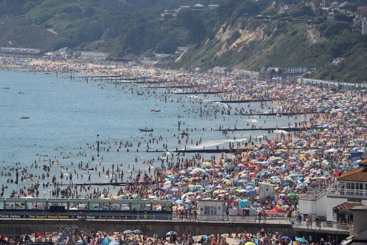 Na plažama im tisuće ljudi, ali Britanci ih ne bi baš zatvorili...