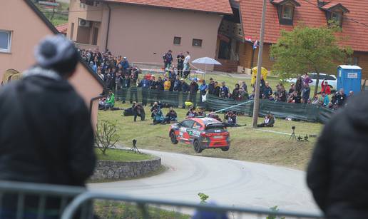 VIDEO Neuville samo 5 sekundi ispred Evansa! Ogier je ostao u igri nakon što se čudesno spasio