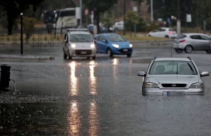 Kako zaštititi automobil kod obilnih kiša i preživjeti bujicu