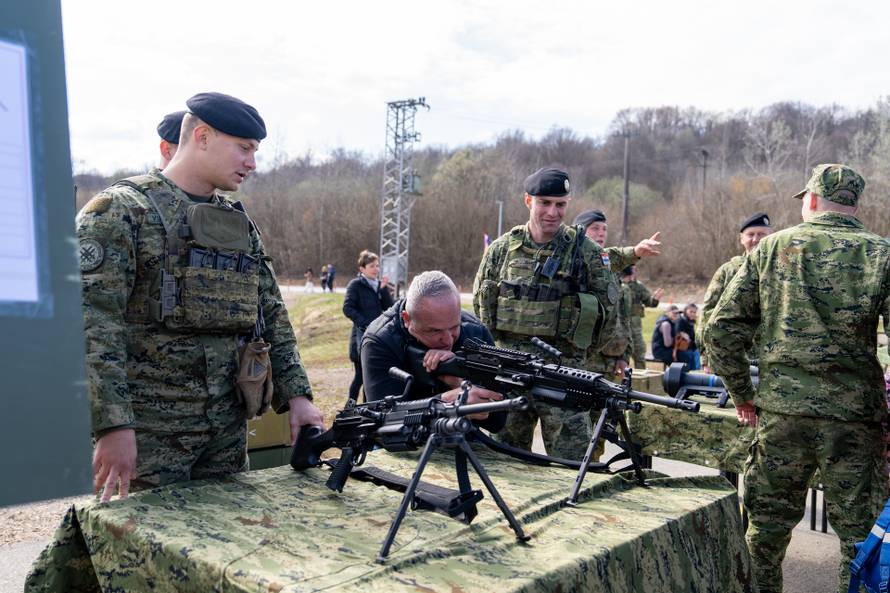 Svečana prisega ročnika na temeljnom vojnom osposobljavanju u Slunju