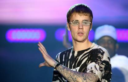 Prije svakoga nastupa, Bieber s plesačicama razgovara o Bibliji