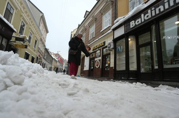 Zagreb: Djelatnici zagrebačkog Holdinga čiste snijeg po gradu
