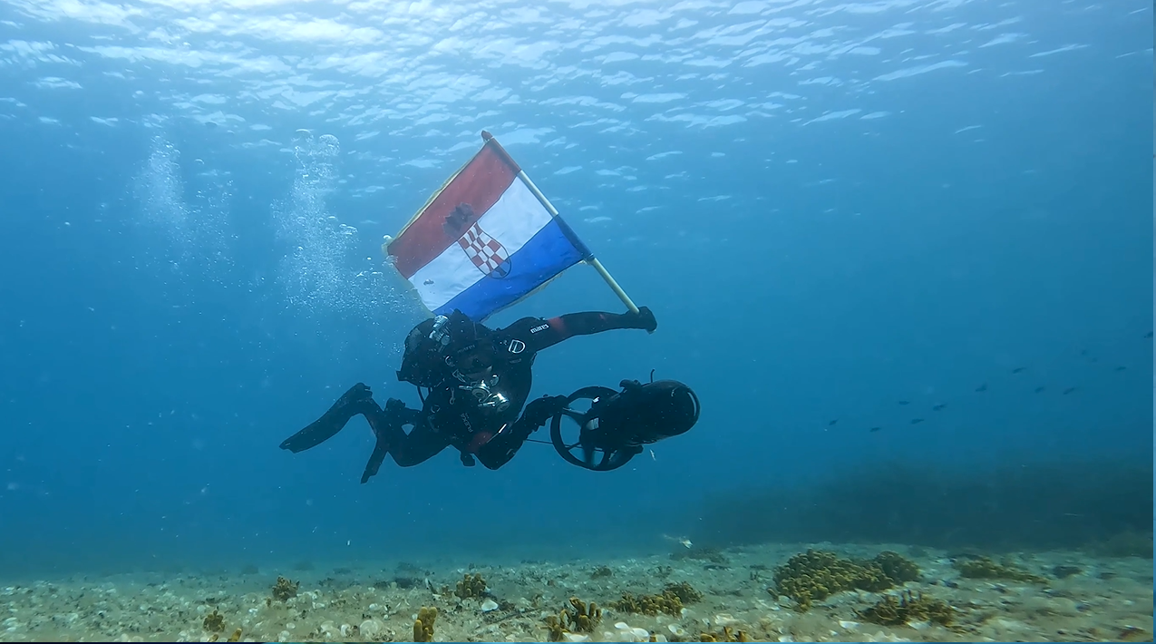 Na dan Oluje ronim s hrvatskom zastavom neka se zna: Hrvatska neće zaboraviti svoje sinove...