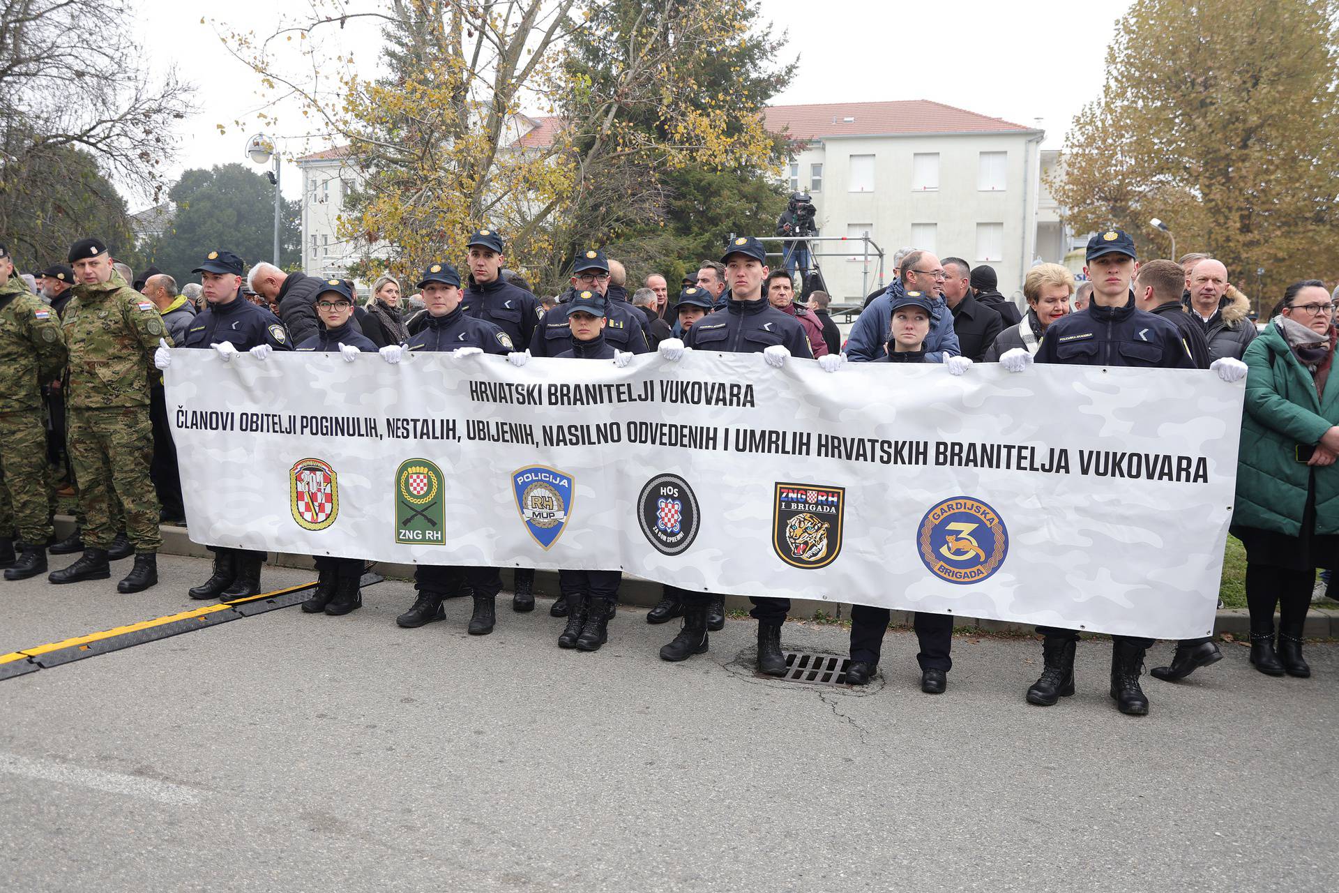 Vukovar: Okupljanje uzvanika u vukovarskoj bolnici