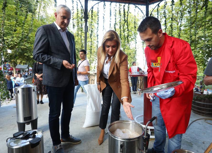 Karlovac: Ministrica Brnjac obišla 34. Dane piva i sudjelovala u radionici kuhanja piva