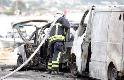 U Dubrovniku su jučer gorjele brodice, kombi, auta. Policija: Požar je izbio u gepeku kombija