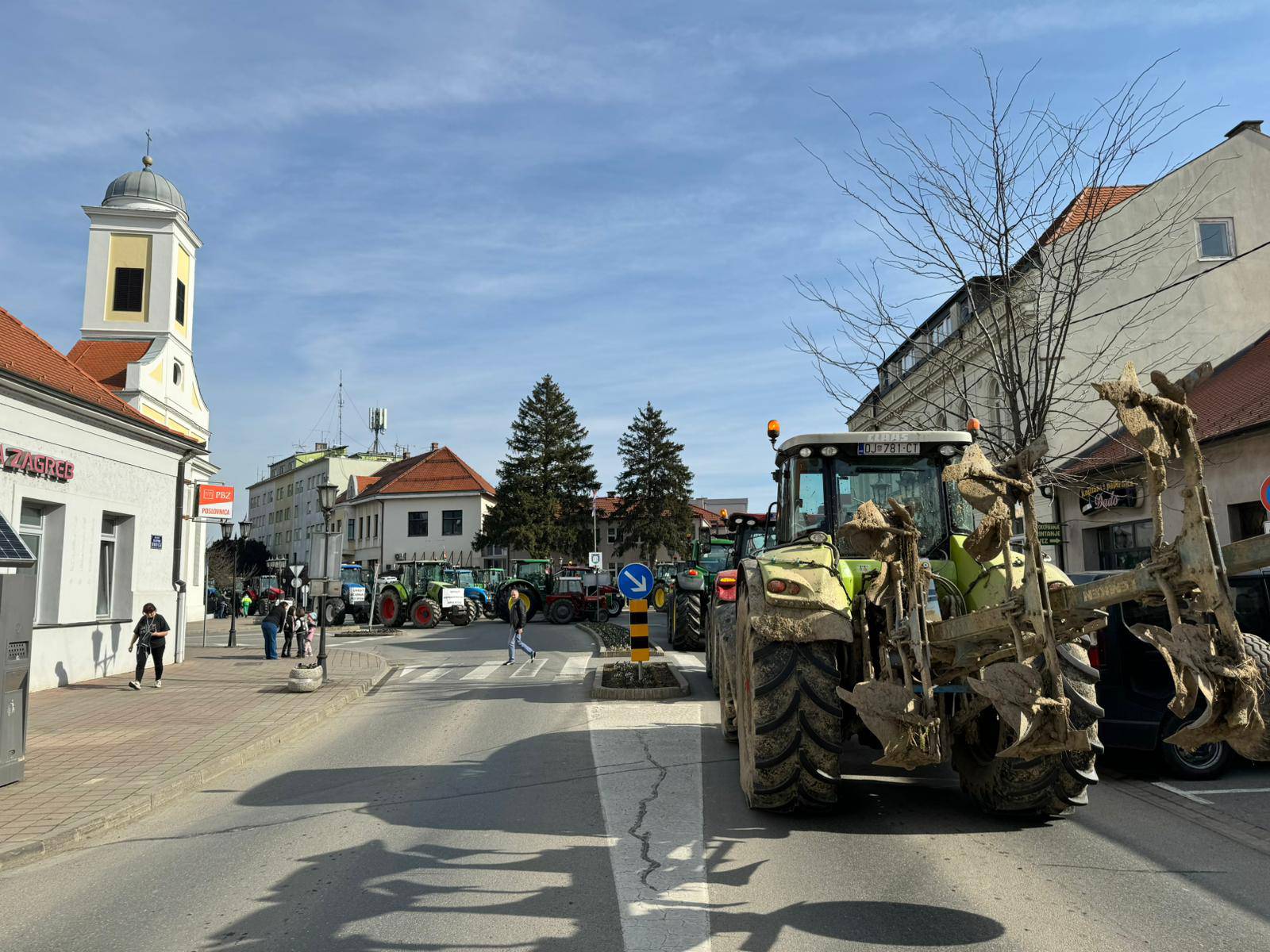 VIDEO Seljaci prosvjeduju i u Đakovu: Blokirali centar grada