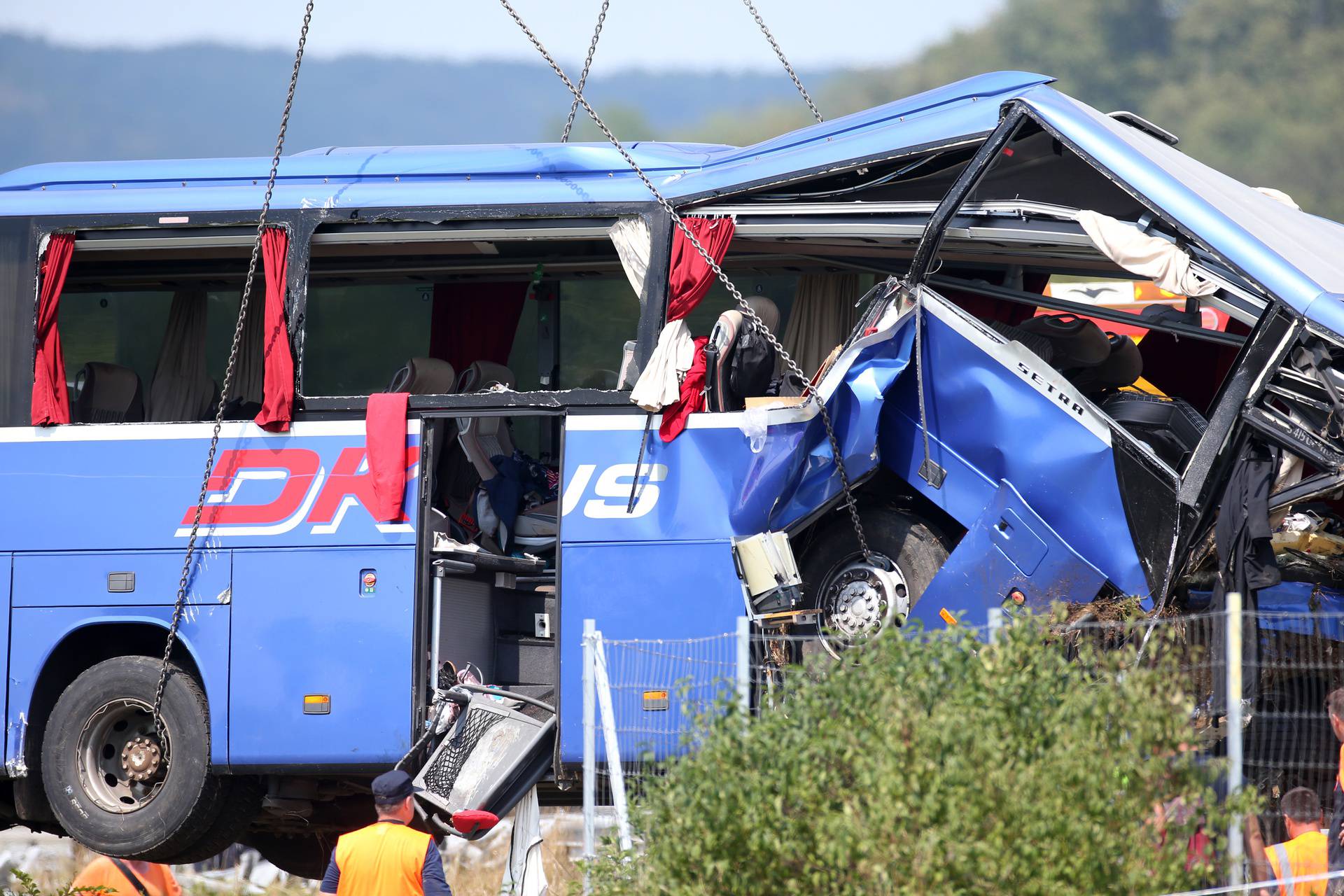 Teška nesreća na A4: Izvlačenje autobusa nakon nesreće u kojoj je poginulo 12 ljudi