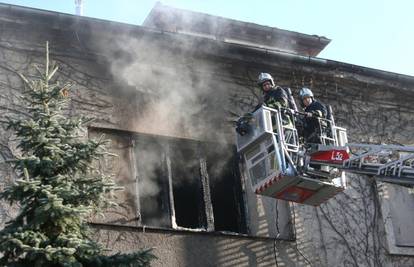 Zagreb: Planula kuća na Šalati, žena od vatre pobjegla na krov