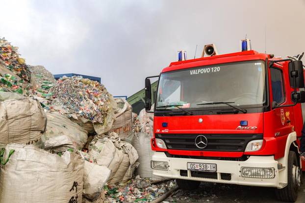 FOTO Požar u Osijeku spalio je tone plastike, vatrogasci su se cijelu noć borili s vatrom
